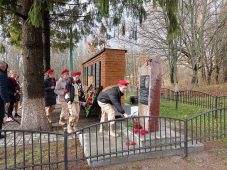 В Курской области открыли памятный знак бойцу партизанского отряда