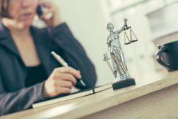 Курская фирма хотела взыскать с проигравшего суд юриста стоимость услуг