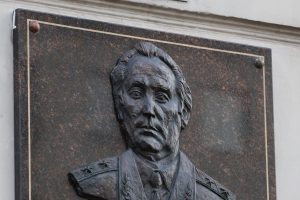 Легендарного сыщика  увековечили  в граните