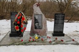 В Курской области установили еще один памятник партизанам