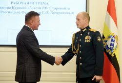 Курский губернатор встретился с Героем России Сергеем Бачериковым