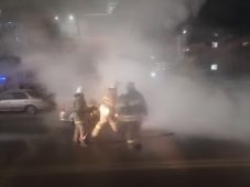 В Курске на улице Сумской горит автомобиль