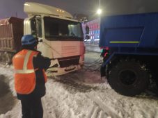 В Курске отбуксировали два застрявших грузовика