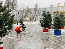 В Курске устанавливают новогоднюю инсталляцию «Красный лес»