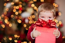 В Курске начали выдавать новогодние подарки детям участников СВО