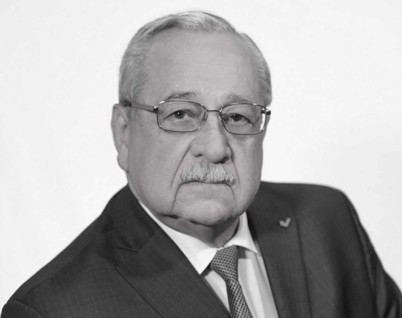 ТЫ ЖЕ САМ ОТВЕТИЛ КОМУ ЭТО ВЫГОДНО - ЗАПАДУ И ЖИДАМ,ТОТ КТО ОРЁТ "ВОР" НА ТОМ ША