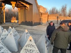 В Курской области производят тетраэдры для возведения линии обороны