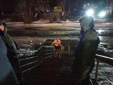 В Курске 246 человек окунулись в крещенские купели ночью