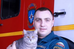 Пожарные приютили  котёнка