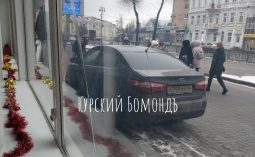В Курске оштрафовали девушку за парковку на тротуаре улицы Ленина