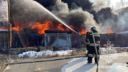 В Курске горящее предприятие на улице Прогонной тушат 6 пожарных расчетов