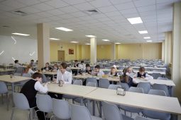 В Курске более 31 тысячи школьников обеспечены бесплатным горячим питанием