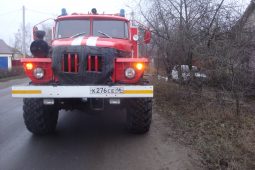 В Курске 14 человек 27 января тушили горящую хозпостройку