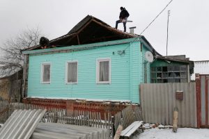 В Курской области восстанавливают дома, пострадавшие во время обстрела