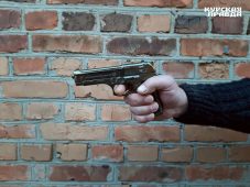 В Курской области парень поставил на колени двух мужчин под угрозой убийства