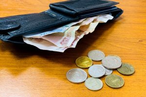 Курянка перевела мошенникам 48 тысяч рублей при покупке билетов для сестры