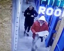 В Курске разыскивают двух парней, укравших вещи из магазина