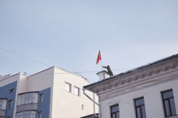 В Курске на улице Ленина водрузили Красное знамя