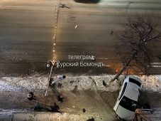 В Курске на улице Ленина автомобиль сбил столб и вылетел на тротуар