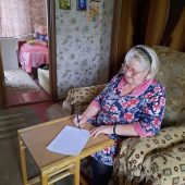 Курские пенсионеры передали открытки и подарки участникам СВО