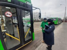 В Курске водителям напомнили о штрафах за выброс мусора из транспорта