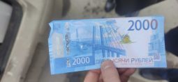 В Курске женщина расплачивалась в магазинах купюрами из «банка приколов»