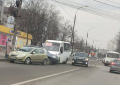 В Курске на улице Союзной столкнулись маршрутка и «Нива»
