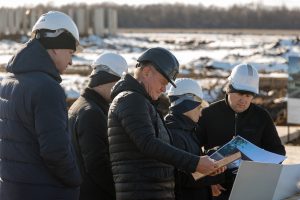 Роман Старовойт посетил стройплощадку мемориала в Поныровском районе