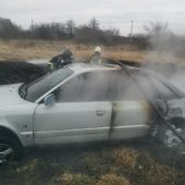 Под Курском 11 человек тушили горящий автомобиль «Ауди»