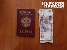 Курянка украла у знакомого 5 тысяч рублей, пока он ходил на рыбалку