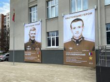 В Курске на зданиях появились баннеры с портретами героев СВО