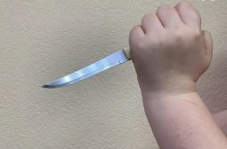 Курянин 10 раз ударил ножом знакомого