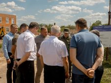 Роман Старовойт осмотрел объекты восстановления после обстрелов в Глушковской районе