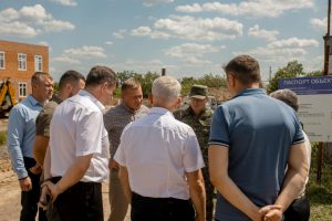 Роман Старовойт осмотрел объекты восстановления после обстрелов в Глушковской районе