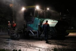 В Курске рабочие ремонтируют дорогу на улице Челюскинцев