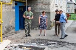 Замгубернатора Андрей Белостоцкий посетил раненых при обстреле Глушковского района