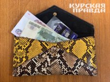 Курянка украла 200 тысяч рублей с карты своего друга