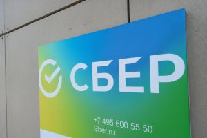 Жители Курска могут заказать платежный стикер и кредитную карту Сбера с доставкой на дом