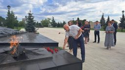 Курские судьи возложили цветы к Вечному огню на мемориале «Курская битва»