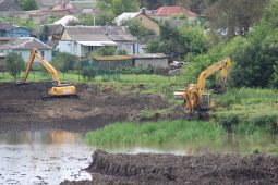В Курской области продолжается расчистка реки Медвенка