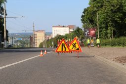 В Курске на улице Перекальского идут подготовительные работы по ремонту тротуаров