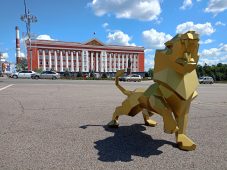 В Курске на Красной площади появился большой лев из металла