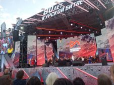 В Курске проходит праздничный концерт с участием звезд российской эстрады