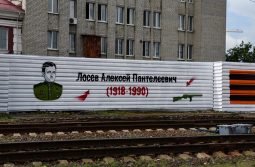 На ограждениях курского железнодорожного вокзала разместили портреты героев Курской битвы