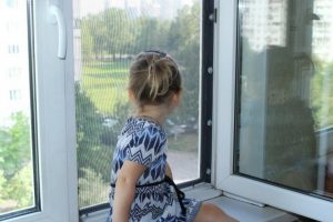 Пятилетняя девочка выпала из окна