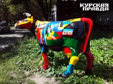 В Курске вновь оторвали хвост корове Казе около галереи «АЯ»