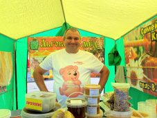 Более 20 тонн мёда приобрели посетители трёх ярмарок в Курске