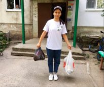 В Курске волонтёры помогают пожилым выносить мусор