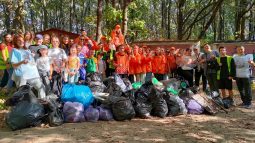 В Курске волонтёры собрали 45 мешков мусора на субботнике в Поповском лесу