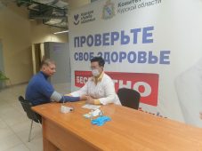 В Курске заместитель губернатора Белостоцкий привился от гриппа